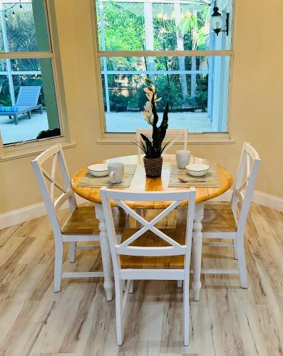 Private Heated Pool & Beach House, 3 King Beds, TVs in all rooms, BBQ, Screened in Pool, 15 min to Beach, Private Neighborhood, 1000mbps WiFi in Vero Beach, USA