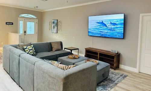 Private Heated Pool & Beach House, 3 King Beds, TVs in all rooms, BBQ, Screened in Pool, 15 min to Beach, Private Neighborhood, 1000mbps WiFi in Vero Beach, USA