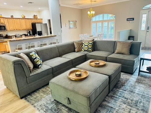 Private Heated Pool & Beach House, 3 King Beds, TVs in all rooms, BBQ, Screened in Pool, 15 min to Beach, Private Neighborhood, 1000mbps WiFi in Vero Beach, USA