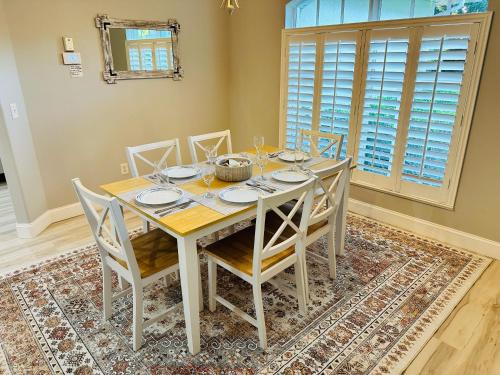 Private Heated Pool & Beach House, 3 King Beds, TVs in all rooms, BBQ, Screened in Pool, 15 min to Beach, Private Neighborhood, 1000mbps WiFi in Vero Beach, USA