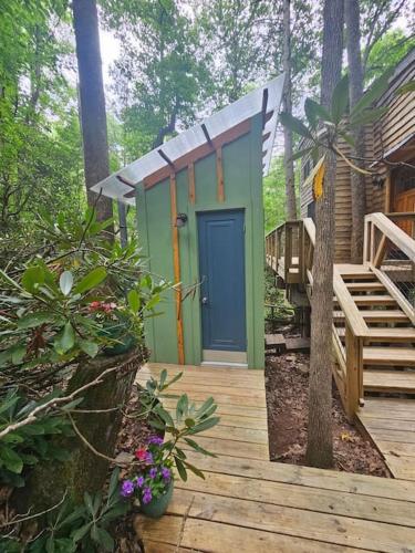 The Hidden Hemlock Tree House in Butler, USA