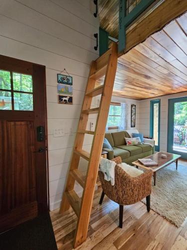 The Hidden Hemlock Tree House in Butler, USA