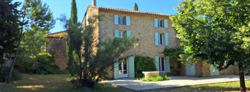La Maison Cassée (La Maison Cassee) in Malemort-du-Comtat
