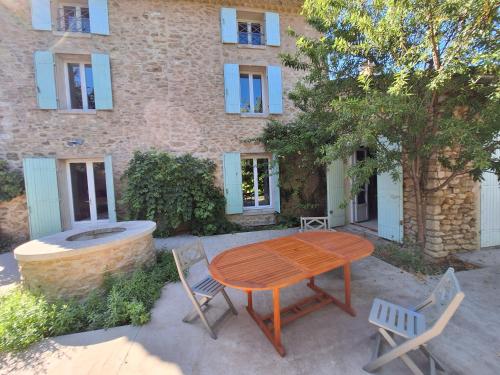 La Maison Cassée (La Maison Cassee) in Malemort-du-Comtat
