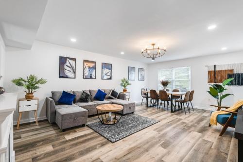 Shenandoah Paradice - 6 Person Hottub, Mountain View, EV Station, Arcade, Modern Minimalist Design, Walk to Ski in McGaheysville, USA