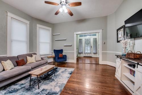 Spacious Historical 2 Bed House in Джуниус-Хайтс