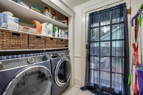 Spacious Historical 2 Bed House in Джуниус-Хайтс