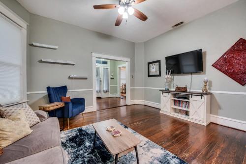 Spacious Historical 2 Bed House in Джуниус-Хайтс