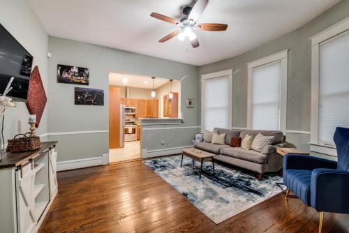 Spacious Historical 2 Bed House in Джуниус-Хайтс