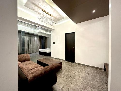 1 king bed, 1 sofa bed