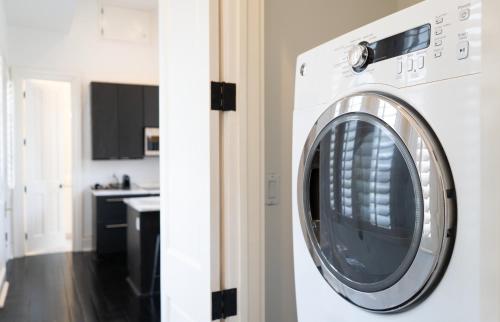 One Bedroom Studio Suite with Kitchen image 9