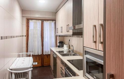 virtuve, 3 Bedroom Cozy Apartment In Montalbán (3 Bedroom Cozy Apartment In Montalban) in Montalbán