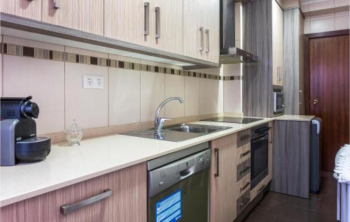 virtuve, 3 Bedroom Cozy Apartment In Montalbán (3 Bedroom Cozy Apartment In Montalban) in Montalbán
