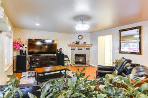 Anchorage Home about 8 Mi to Downtown!