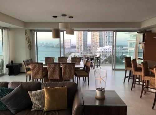 Peninsula Condo on 10th Floor - image 2