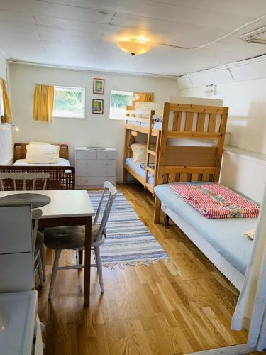 Strandnära suterränglägenhet