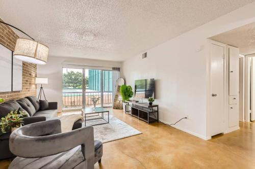 Your 2B Getaway - Walk Dtwn - Sleeps 6 - Pool and Prkg in Austin, USA