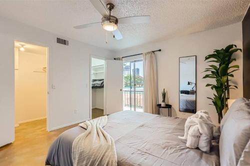 Your 2B Getaway - Walk Dtwn - Sleeps 6 - Pool and Prkg - Tap to explore photos