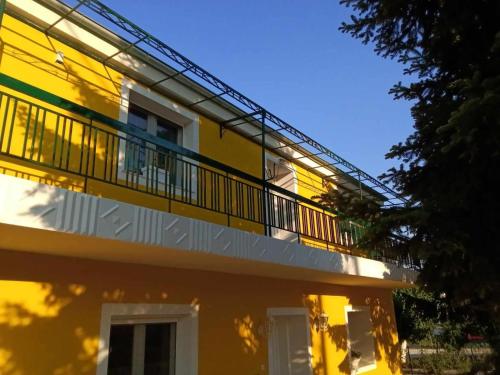 陽台/露台, Yellow House in 埃萊夫塞魯波利
