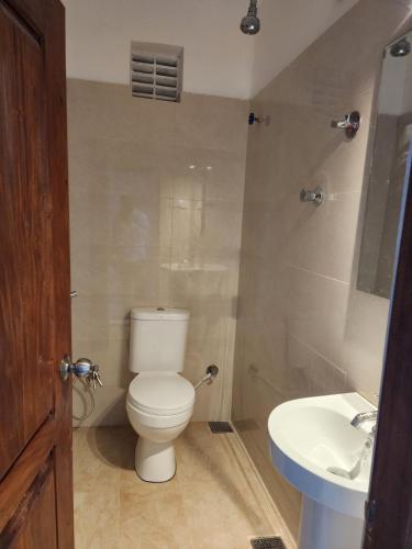 Island Inn Colombo - image 5