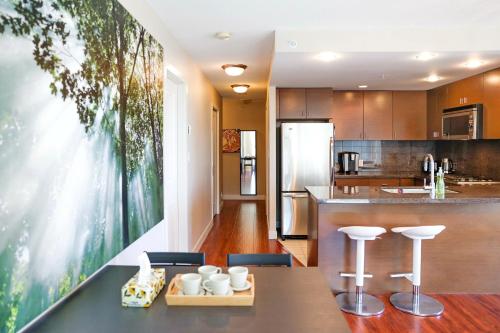 10 minutes to YVR, 2 bedrooms, 2 full bathrooms,high-rise with beautiful views in Richmond, Canada