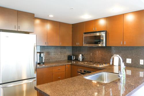 10 minutes to YVR, 2 bedrooms, 2 full bathrooms,high-rise with beautiful views in Richmond, Canada