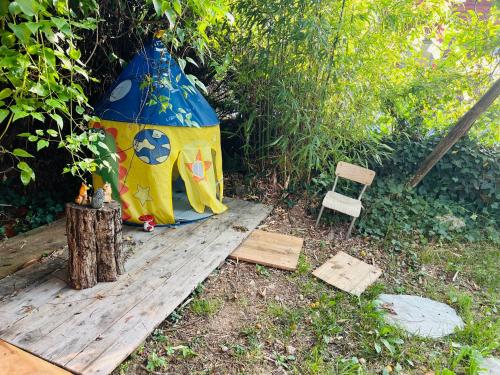 La grande maison de la campagne, au pieds des Pyrénées Ariégeoises (La grande maison de la campagne, au pieds des Pyrenees Ariegeoises) in Surba