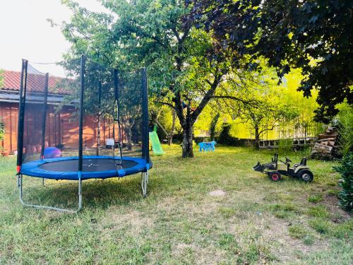 La grande maison de la campagne, au pieds des Pyrénées Ariégeoises (La grande maison de la campagne, au pieds des Pyrenees Ariegeoises) in Surba