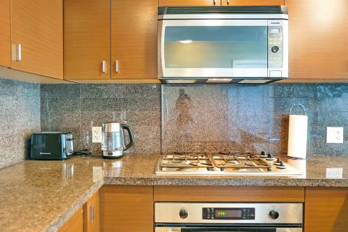 10 minutes to YVR, 2 bedrooms, 2 full bathrooms,high-rise with beautiful views in Richmond, Canada
