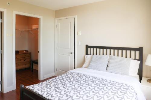 10 minutes to YVR, 2 bedrooms, 2 full bathrooms,high-rise with beautiful views in Richmond, Canada