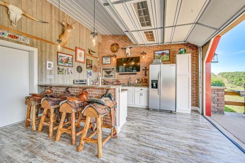 Unique Stay Barndominium Near Rough River Lake! in Fentress McMahan, USA