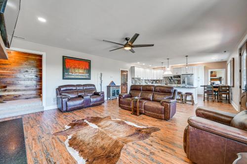 Unique Stay Barndominium Near Rough River Lake! in Fentress McMahan, USA