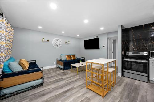 Cozy 1BR King Bed with Pool and Free Park near Glenwood Cemetery