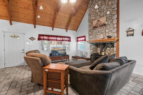 Southern Comfort - Light and bright Fox Farm country beauty with all of the amenities of a home! in Big Bear Lake, USA