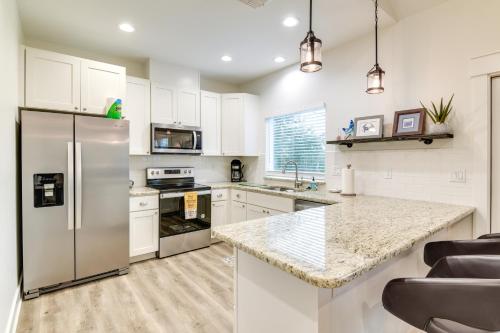 1 Mi to Beach: Retreat w/ Large Yard in Rockport in Holiday Beach (TX)