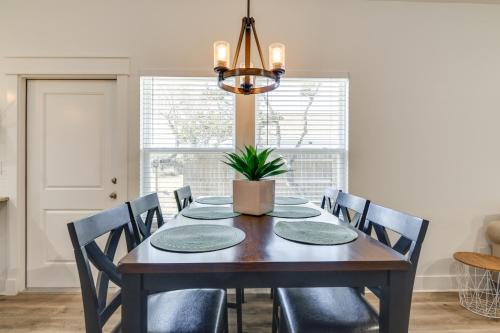 1 Mi to Beach: Retreat w/ Large Yard in Rockport in Holiday Beach (TX)