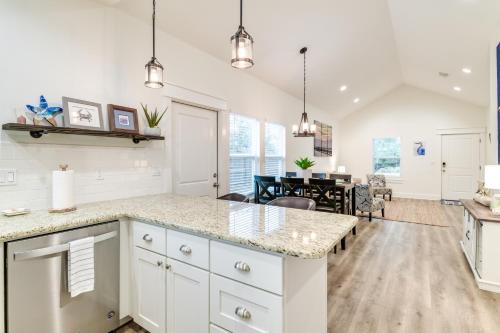 1 Mi to Beach: Retreat w/ Large Yard in Rockport in Holiday Beach (TX)