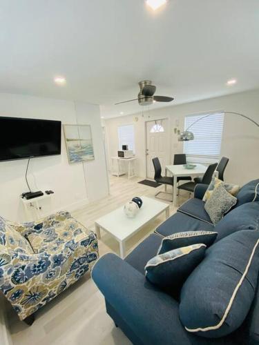 ULTRA spacious apartment steps from the beach in Hollywood, USA
