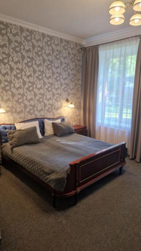 1 queen bed, 1 sofa bed