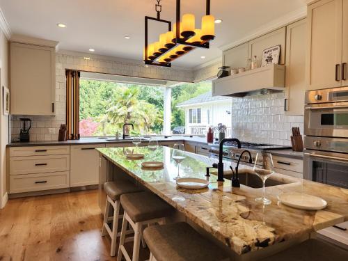 Hollywood Manor House in Cottage Lake (WA)