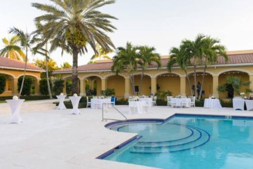3BR Home 1,5 mi to Disney Lagoon Pool, Spa & Gym in Orlando, USA