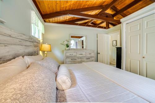 Breathtaking Newbury Cottage with Deck on Chalk Pond - image 14