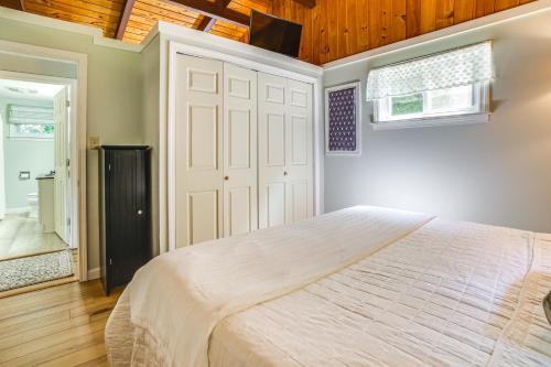 Breathtaking Newbury Cottage with Deck on Chalk Pond - image 4