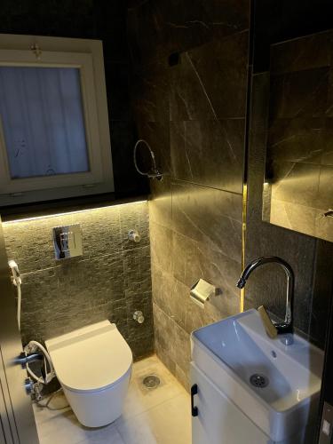 NileFront 2BR StarTowers Maadi - Tap to explore photos