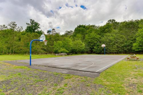 Family-Friendly Tobyhanna Home Lake and Pool Access