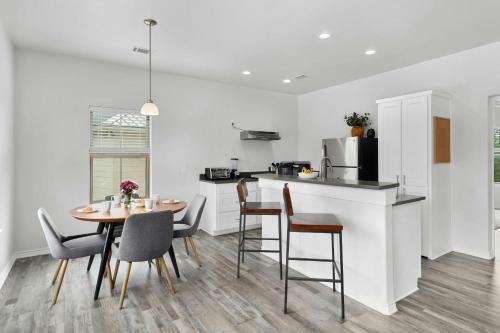 Dripping Springs Silver Creek Condo Holmes C- 4 Bedroom Unit in Dripping Springs, USA