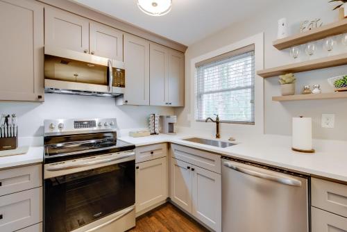 Pet-Friendly Home about 6 Mi to Downtown Atlanta! in Browns Mill Park