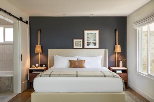 1 king bed, 1 sofa bed
