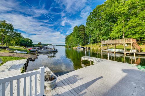 Waterfront Lake Anna Home Porch and Fire Pit in Mineral, Vereinigte Staaten von Amerika
