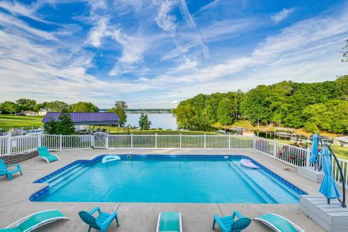 Waterfront Lake Anna Home Porch and Fire Pit in Mineral, USA